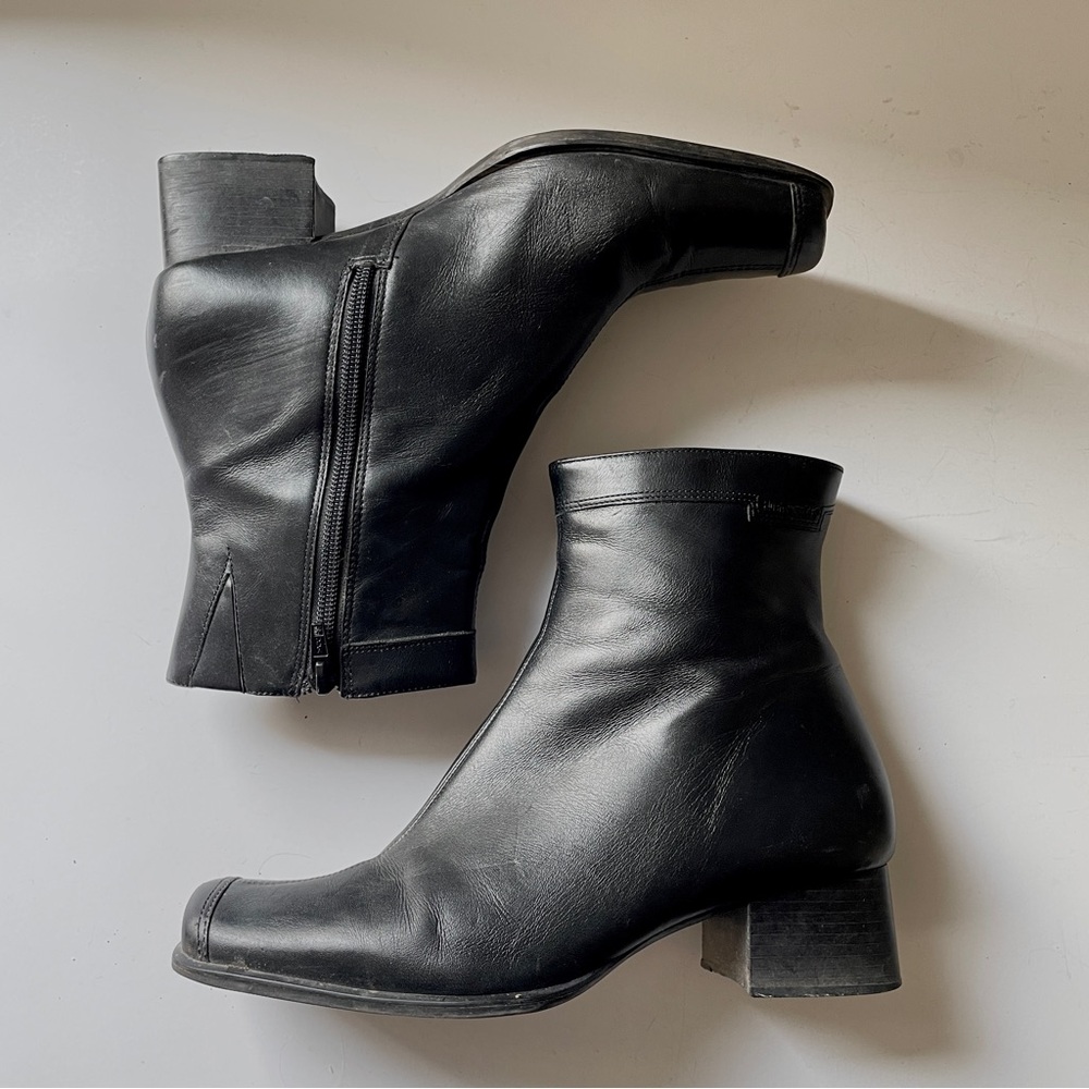90s Vintage 8W Chunky Heel HUSH PUPPIES Black Leather Square Toe Ankle Boot
